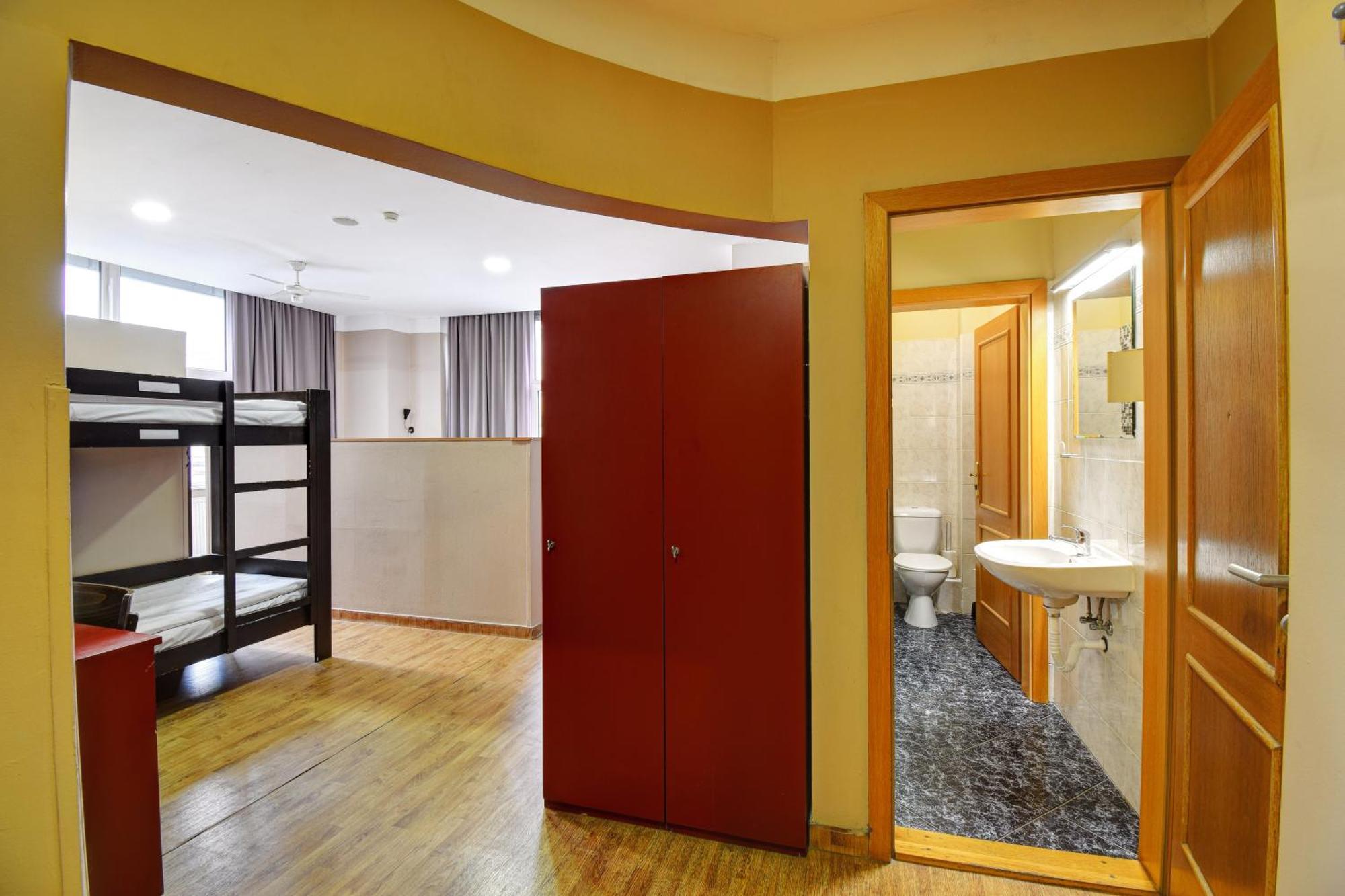 Bed 8-Bed Dormitory Room