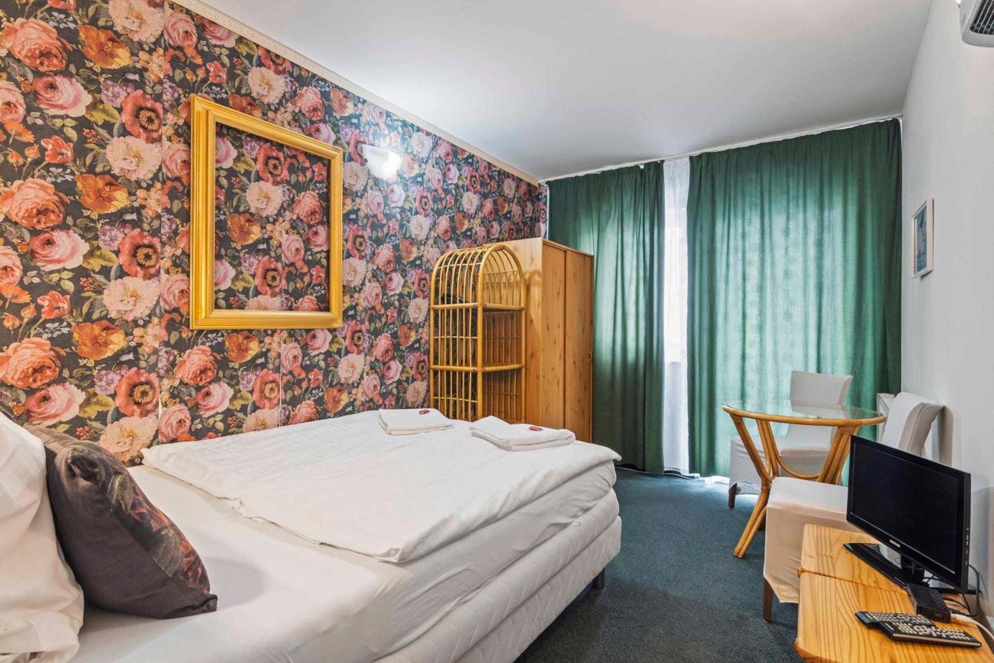 Doppel- oder Zweibettzimmer