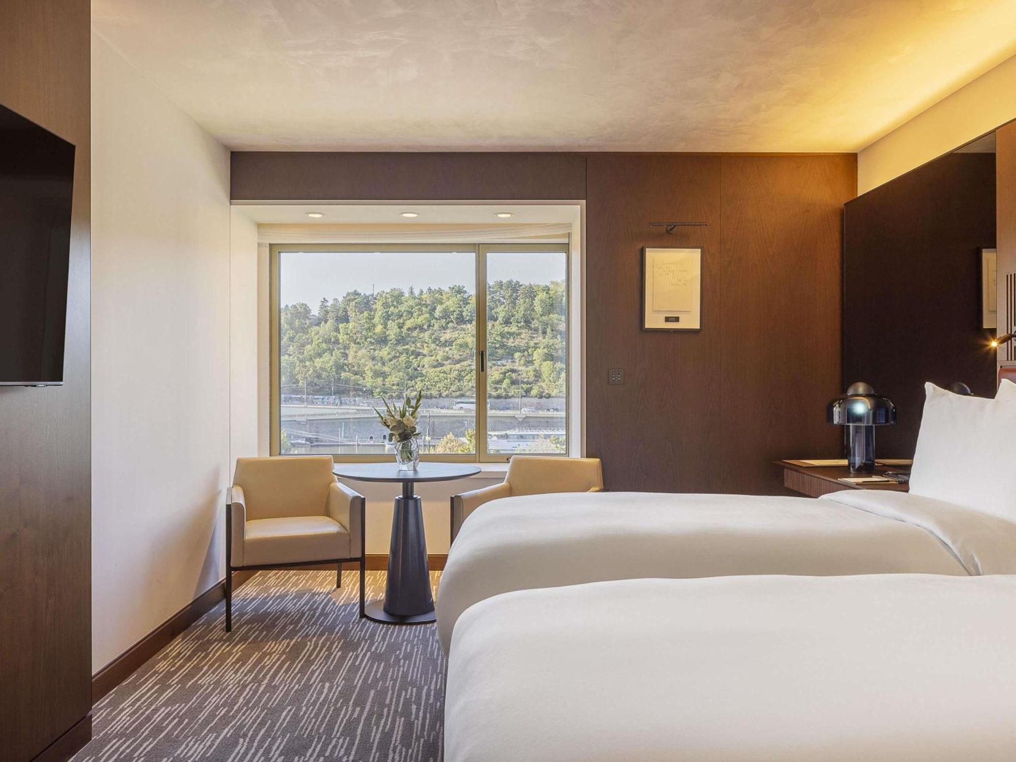 Fairmont Twin Room River view